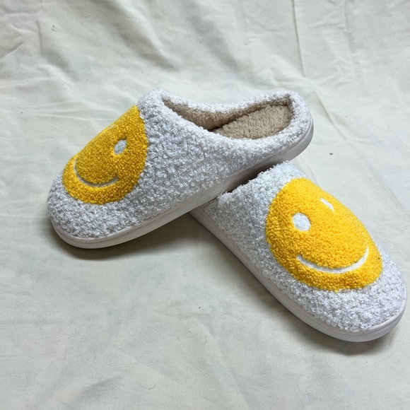 Smiley face slippers 7-8 - Picture 2 of 7